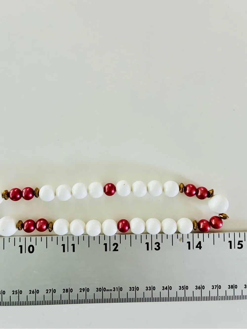 VTG White and Red Beaded Women’s Necklace - Elegant Statement Strand Lightweight